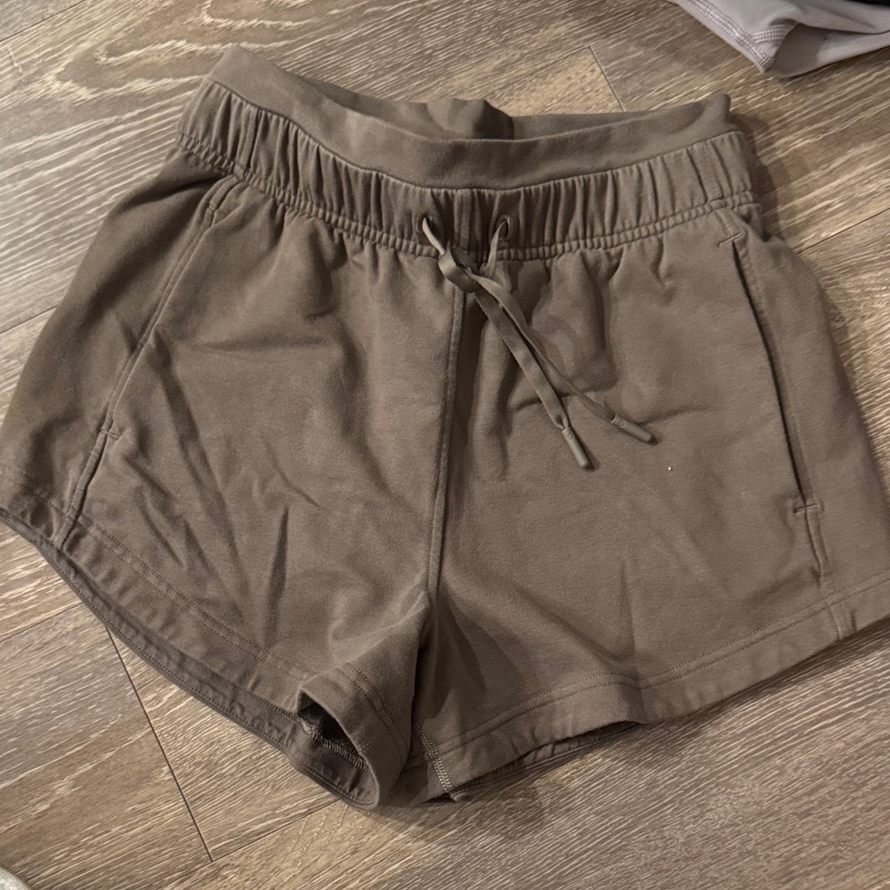 lululemon inner glow Shorts